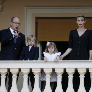 Le prince Albert II de Monaco, la princesse Charlène et leurs enfants le prince Jacques et la princesse Gabriella - La famille princière de Monaco assiste au feu de la Saint Jean dans la cours du palais princier à Monaco. © Dylan Meiffret / Nice Matin / Bestimage