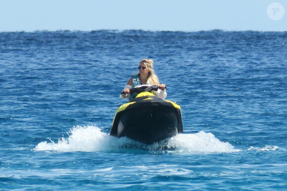Wanda Nara et son mari Mauro Icardi, le footballeur du PSG, profitent de leurs vacances ensoleillées en mer à Formentera avec leurs amis, le 1er septembre 2020