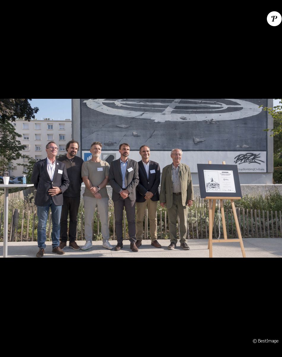 Les représentants de Handicap International, le Maire de Lyon et 2 street artistes posent devant la fresque et la plaque commemorative de l'inauguration - Grégory Doucet (maire de Lyon) et Handicap International inaugurent la première fresque au Civil inconnu à Lyon le 21 septembre 2021.© Sandrine Thesillat/Panoramic/Bestimage