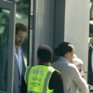 Exclusif - Le prince Harry, duc de Sussex, Meghan Markle, duchesse de Sussex et leur fils Archie Harrison Mountbatten-Windsor arrivent à l'aéroport international du Cap, Afrique du Sud, le 23 septembre 2019, pour un voyage officiel de 10 jours sur le continent africain.