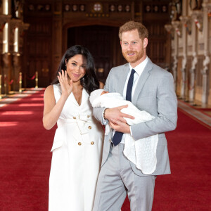 Le prince Harry et Meghan Markle, duc et duchesse de Sussex, présentent leur fils Archie Harrison Mountbatten-Windsor dans le hall St George au château de Windsor le 8 mai 2019.