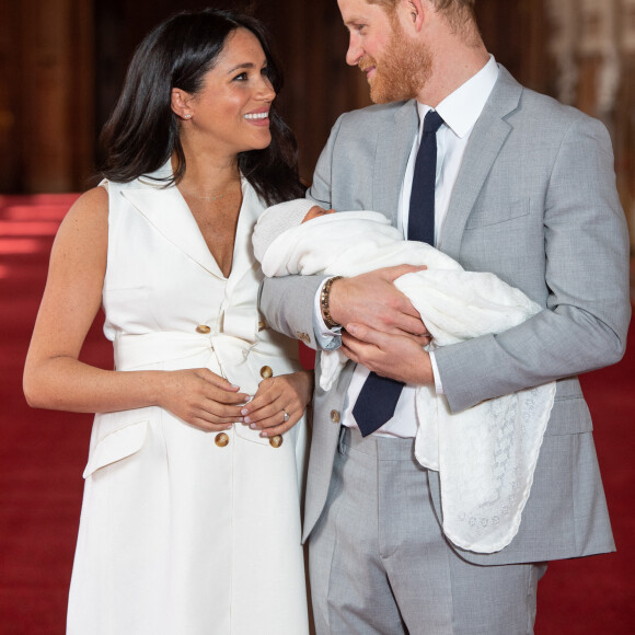 Le prince Harry et Meghan Markle, duc et duchesse de Sussex, présentent leur fils Archie dans le hall St George au château de Windsor le 8 mai 2019.