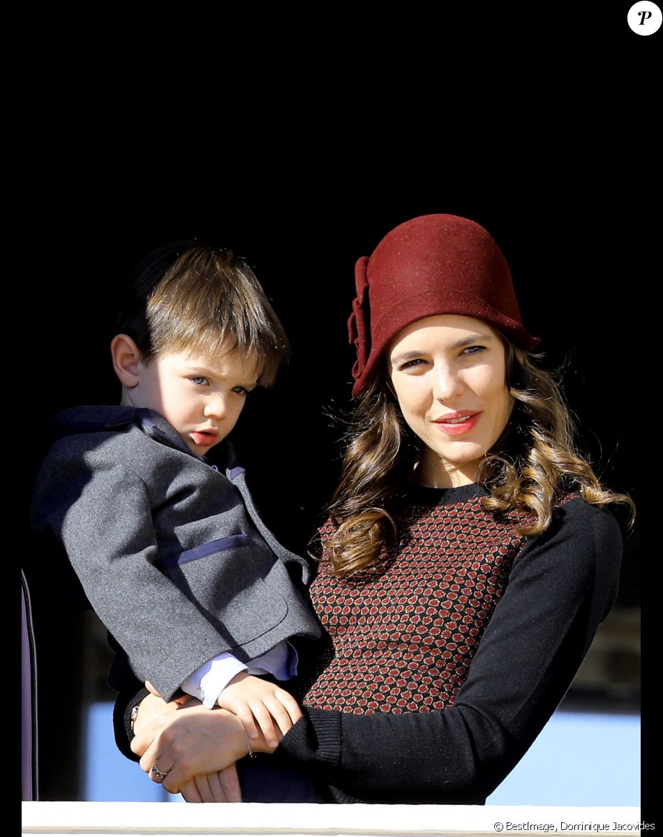 Charlotte Casiraghi et son fils Raphaël Elmaleh - La famille princière de Monaco au balcon du palais lors de la fête nationale monégasque, à Monaco, le 19 novembre 2017. © Dominique Jacovides/Bestimage