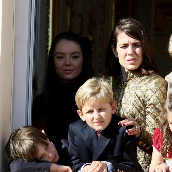 La princesse Alexandra de Hanovre, Charlotte Casiraghi, son fils Raphaël Elmaleh, Sacha Casiraghi - La famille princière de Monaco apparaît au balcon du palais lors de la fête nationale de Monaco, le 19 novembre 2021. © Bebert-Jacovides/Bestimage