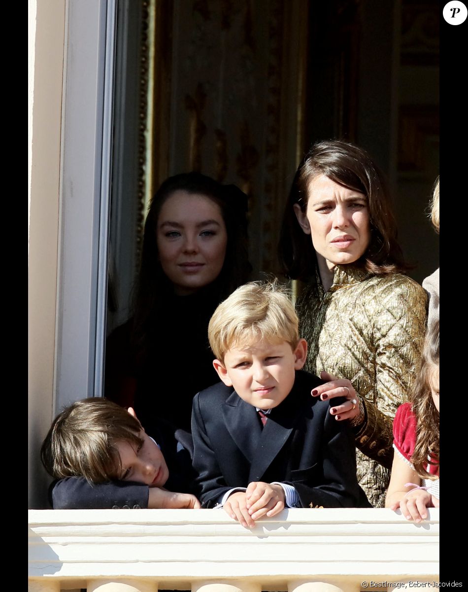 La princesse Alexandra de Hanovre, Charlotte Casiraghi, son fils Raphaël Elmaleh, Sacha Casiraghi - La famille princière de Monaco apparaît au balcon du palais lors de la fête nationale de Monaco, le 19 novembre 2021. © Bebert-Jacovides/Bestimage