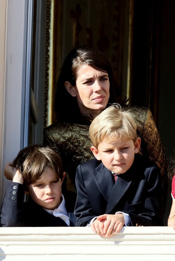 Charlotte Casiraghi, son fils Raphaël Elmaleh et Sacha Casiraghi - La famille princière de Monaco apparaît au balcon du palais lors de la fête nationale de Monaco, le 19 novembre 2021. © Bebert-Jacovides/Bestimage