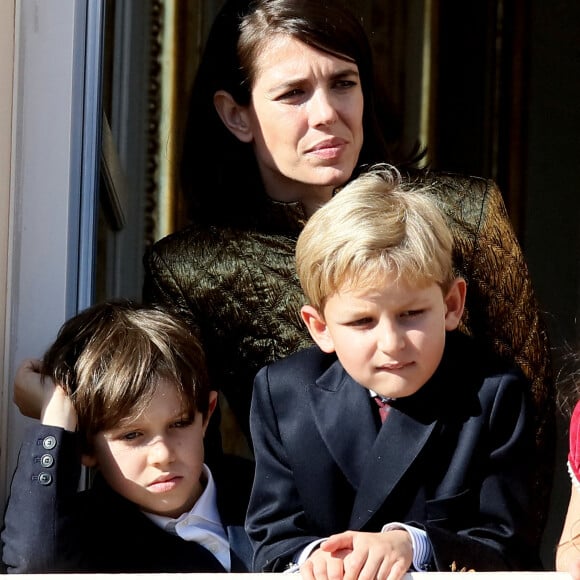 Charlotte Casiraghi, son fils Raphaël Elmaleh et Sacha Casiraghi - La famille princière de Monaco apparaît au balcon du palais lors de la fête nationale de Monaco, le 19 novembre 2021. © Bebert-Jacovides/Bestimage