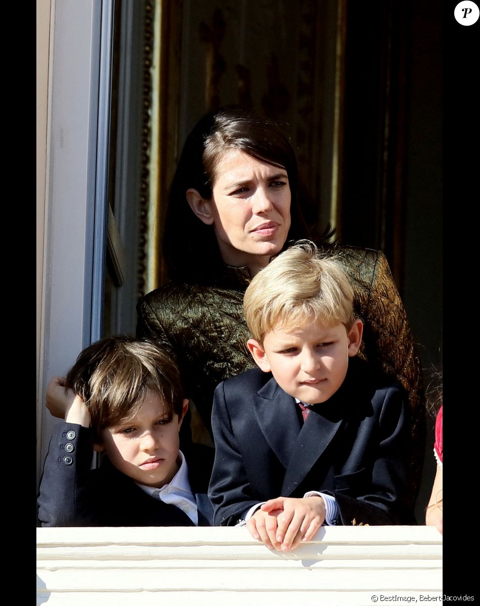 Charlotte Casiraghi, son fils Raphaël Elmaleh et Sacha Casiraghi - La famille princière de Monaco apparaît au balcon du palais lors de la fête nationale de Monaco, le 19 novembre 2021. © Bebert-Jacovides/Bestimage
