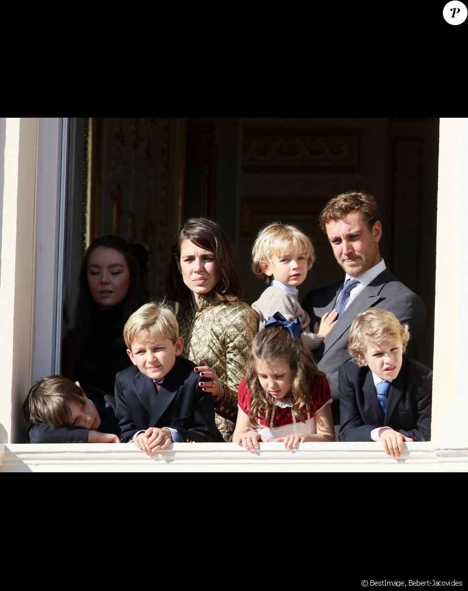 La princesse Alexandra de Hanovre, Charlotte Casiraghi, son fils Raphaël Elmaleh, Sacha Casiraghi, India Casiraghi, Pierre Casiraghi et son fils Stephano - La famille princière de Monaco apparaît au balcon du palais lors de la fête nationale de Monaco, le 19 novembre 2021. © Bebert-Jacovides/Bestimage