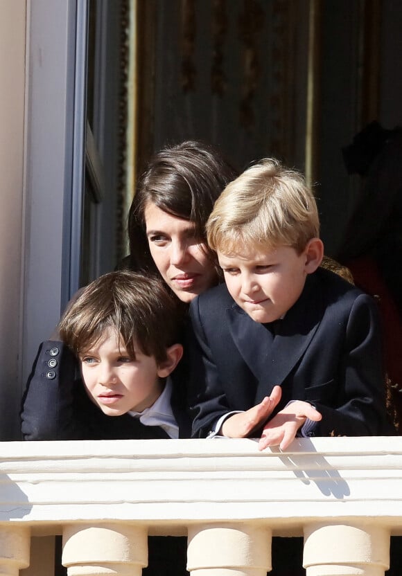 Charlotte Casiraghi, son fils Raphaël Elmaleh et Sacha Casiraghi - La famille princière de Monaco apparaît au balcon du palais lors de la fête nationale de Monaco, le 19 novembre 2021. © Bebert-Jacovides/Bestimage