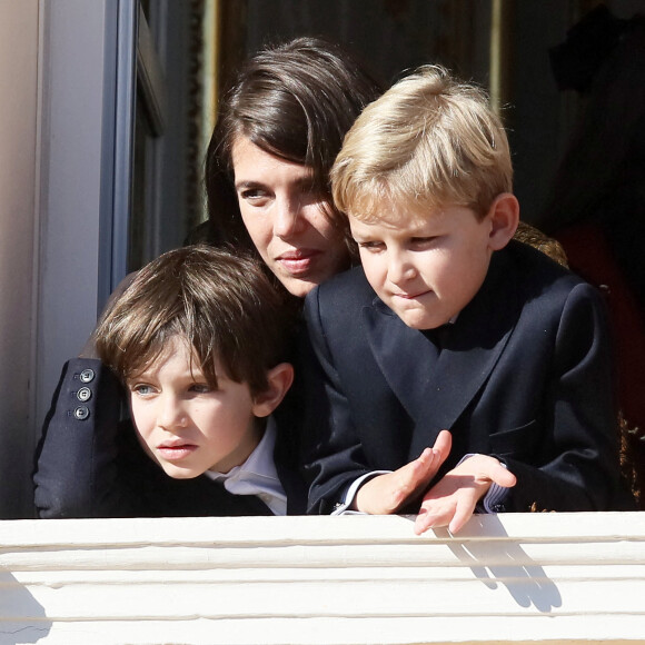 Charlotte Casiraghi, son fils Raphaël Elmaleh et Sacha Casiraghi - La famille princière de Monaco apparaît au balcon du palais lors de la fête nationale de Monaco, le 19 novembre 2021. © Bebert-Jacovides/Bestimage