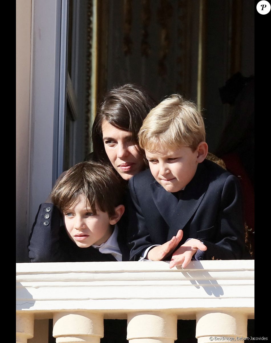 Charlotte Casiraghi, son fils Raphaël Elmaleh et Sacha Casiraghi - La famille princière de Monaco apparaît au balcon du palais lors de la fête nationale de Monaco, le 19 novembre 2021. © Bebert-Jacovides/Bestimage