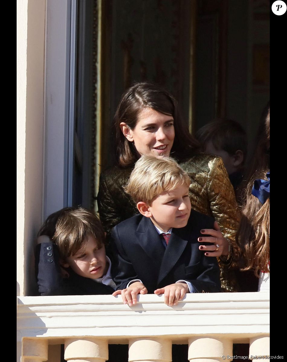 Charlotte Casiraghi, son fils Raphaël Elmaleh, Sacha Casiraghi - La famille princière de Monaco apparaît au balcon du palais lors de la fête nationale de Monaco, le 19 novembre 2021. © Bebert-Jacovides/Bestimage