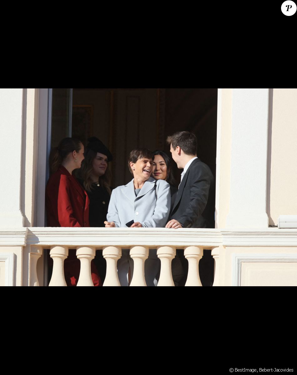 Pauline Ducruet, Camille Gottlieb, la princesse Stéphanie de Monaco, Louis Ducruet et sa femme Marie - La famille princière de Monaco apparaît au balcon du palais lors de la fête nationale de Monaco, le 19 novembre 2021. © Bebert-Jacovides/Bestimage