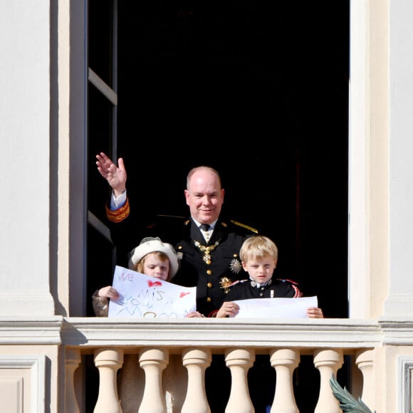 La princesse Gabriella de Monaco, le prince Albert II de Monaco, le prince héréditaire Jacques - La famille princière au balcon lors de la fête nationale de Monaco le 19 novembre 2021. © Dominique Jacovides / Bruno Bebert / Bestimage