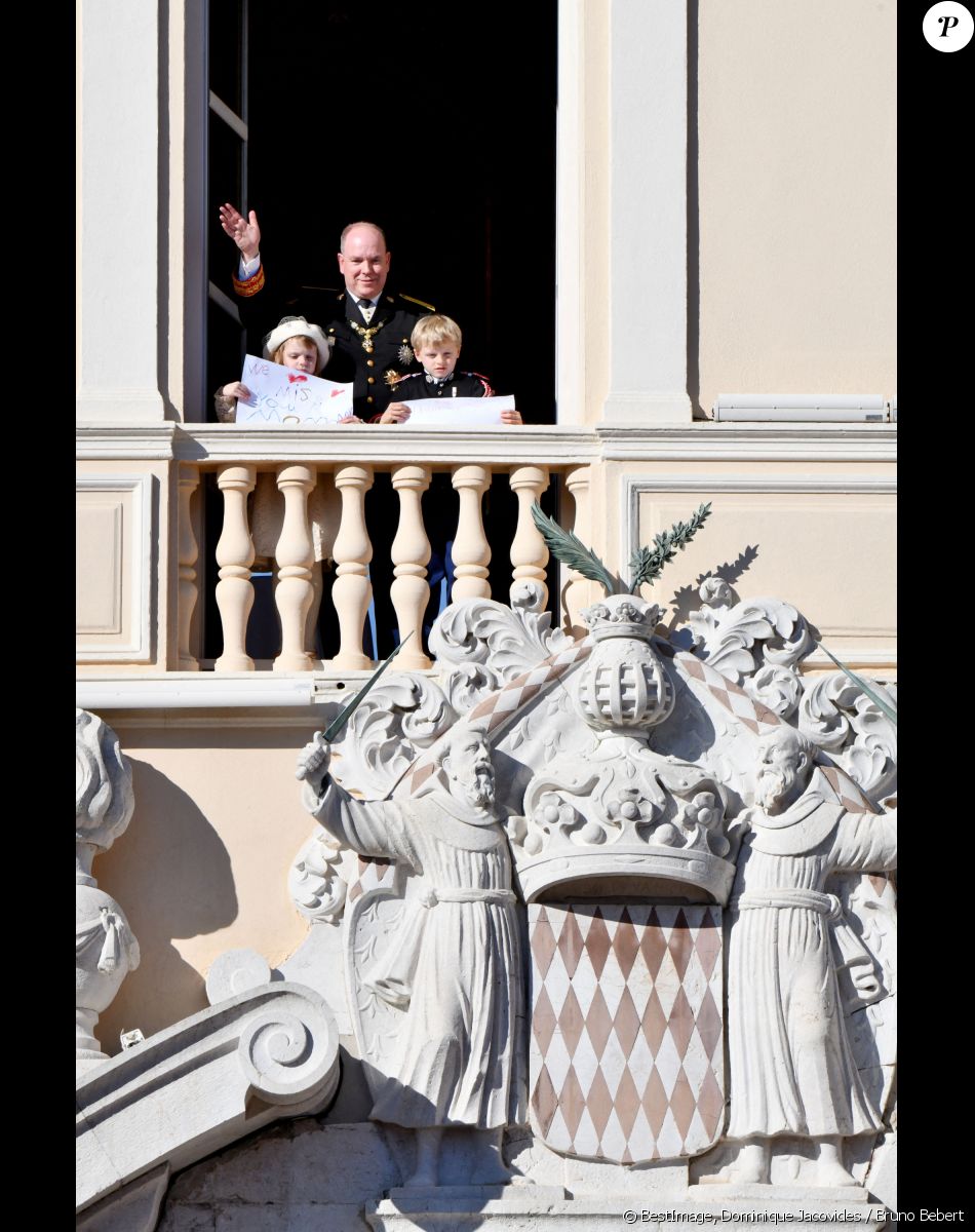 La princesse Gabriella de Monaco, le prince Albert II de Monaco, le prince héréditaire Jacques - La famille princière au balcon lors de la fête nationale de Monaco le 19 novembre 2021. © Dominique Jacovides / Bruno Bebert / Bestimage
