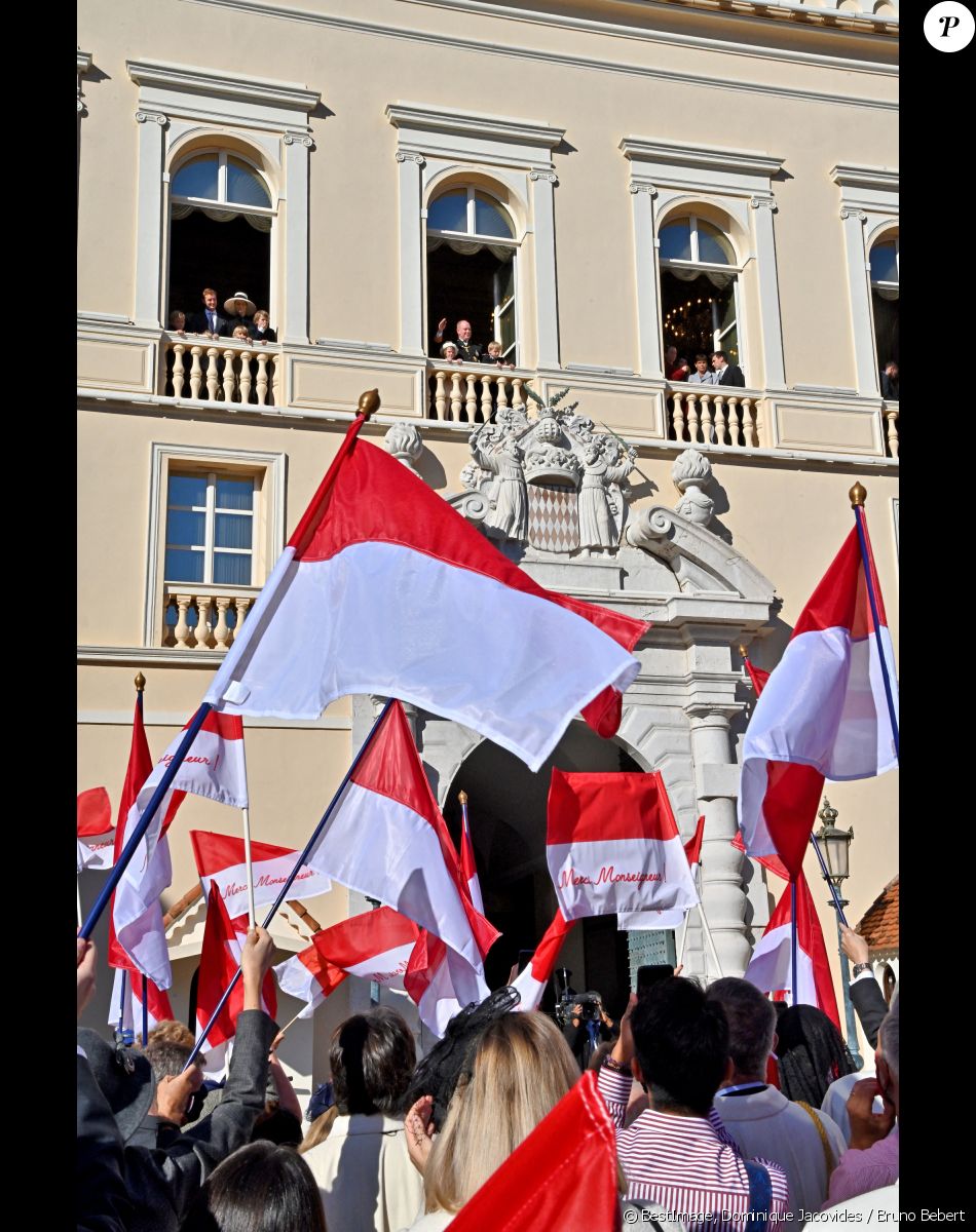 La famille princière au balcon lors de la fête nationale de Monaco le 19 novembre 2021. © Dominique Jacovides / Bruno Bebert / Bestimage