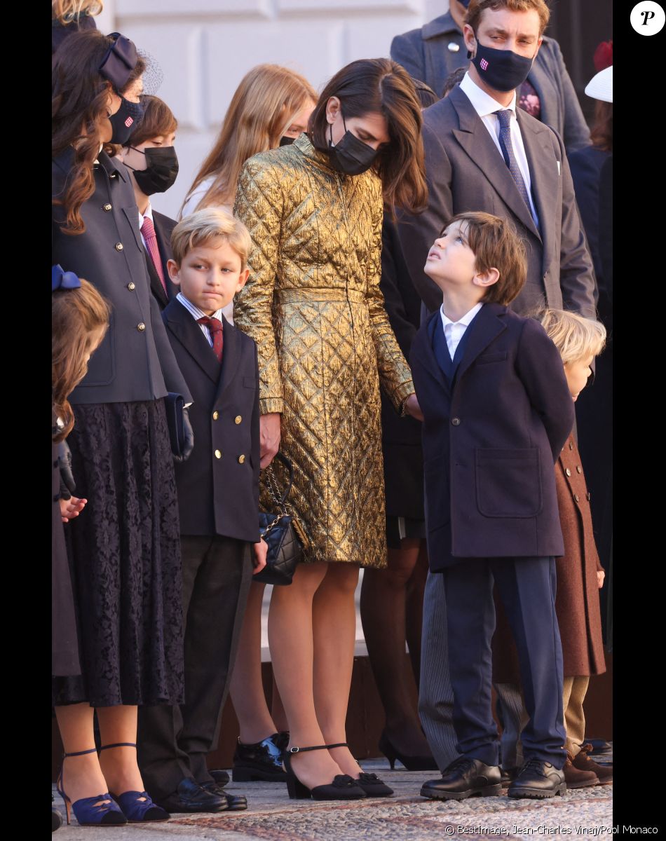 Tatiana Santo Domingo, son fils Sacha, Charlotte Casiraghi et son fils Raphaël Elmaleh et Pierre Casiraghi - La famille princière de Monaco lors de le prise d'Armes, remise d'insignes et défilé militaire sur la place du Palais lors de la fête nationale de Monaco, le 19 novembre 2021. © Jean-Charles Vinaj/Pool Monaco/Bestimage