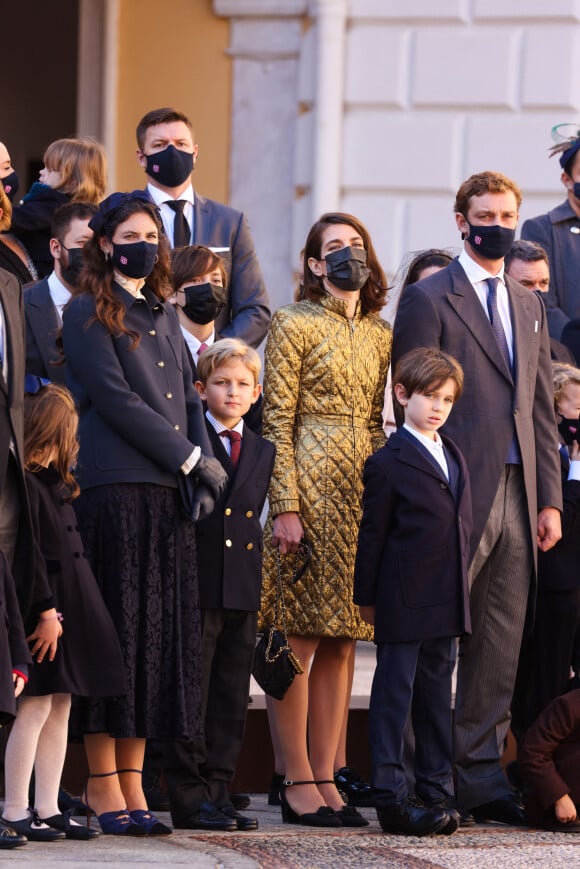 Tatiana Santo Domingo, son fils Sacha, Charlotte Casiraghi et son fils Raphaël Elmaleh, Pierre Casiraghi et ses enfants Francesco et Stephano - La famille princière de Monaco lors de le prise d'Armes, remise d'insignes et défilé militaire sur la place du Palais lors de la fête nationale de Monaco, le 19 novembre 2021. © Jean-Charles Vinaj/Pool Monaco/Bestimage