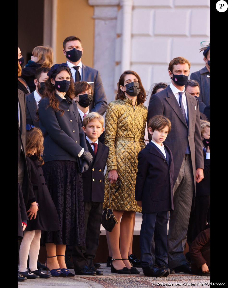 Tatiana Santo Domingo, son fils Sacha, Charlotte Casiraghi et son fils Raphaël Elmaleh, Pierre Casiraghi et ses enfants Francesco et Stephano - La famille princière de Monaco lors de le prise d'Armes, remise d'insignes et défilé militaire sur la place du Palais lors de la fête nationale de Monaco, le 19 novembre 2021. © Jean-Charles Vinaj/Pool Monaco/Bestimage