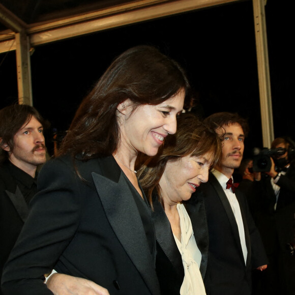 Charlotte Gainsbourg et sa mère Jane Birkin - Montée des marches du film "Jane par Charlotte" lors du 74ème Festival International du Film de Cannes. Le 7 juillet 2021 © Borde-Jacovides-Moreau / Bestimage 