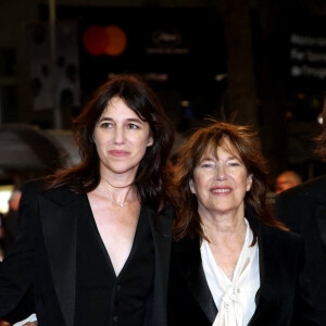 Charlotte Gainsbourg et sa mère Jane Birkin (habillée en Céline) - Montée des marches du film "Jane par Charlotte" lors du 74ème Festival International du Film de Cannes. Le 7 juillet 2021 © Borde-Jacovides-Moreau / Bestimage 