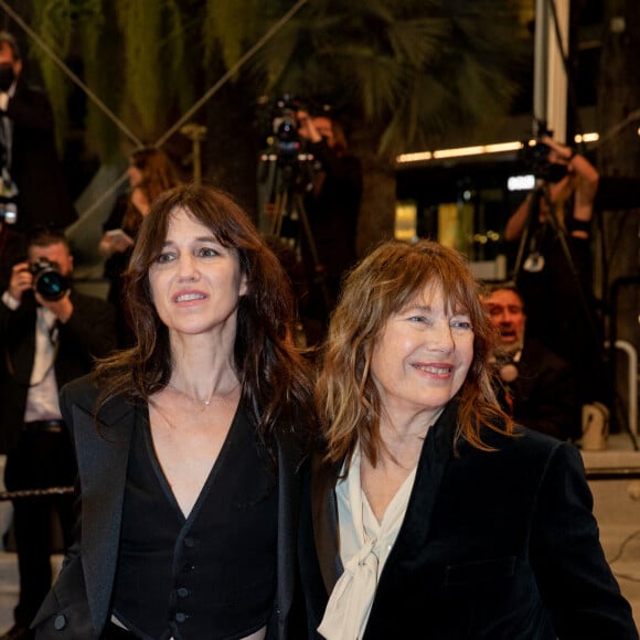 Jane Birkin (habillée en Céline) et sa fille Charlotte Gainsbourg - Montée des marches du film "Jane par Charlotte" lors du 74ème Festival International du Film de Cannes. Le 7 juillet 2021 © Borde-Jacovides-Moreau / Bestimage 