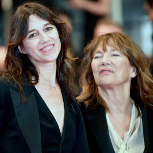 Charlotte Gainsbourg et sa mère Jane Birkin - Montée des marches du film "Jane par Charlotte" lors du 74ème Festival International du Film de Cannes. Le 7 juillet 2021 