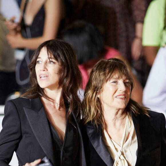 Charlotte Gainsbourg et sa mère Jane Birkin (habillée en Céline) - Montée des marches du film "Jane par Charlotte" lors du 74ème Festival International du Film de Cannes. Le 7 juillet 2021 © Borde-Jacovides-Moreau / Bestimage 