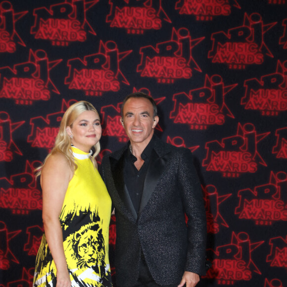 Nikos Aliagas et Louane Emera lors de la 23ème édition des NRJ Music Awards 2021 au Palais des Festivals de Cannes, le 20 novembre 2021. © Dominique Jacovides/Bestimage 