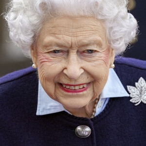 La reine Elisabeth II d'Angleterre rencontre des membres du Royal Regiment of Canadian Artillery au château de Windsor, le 6 octobre 2021.