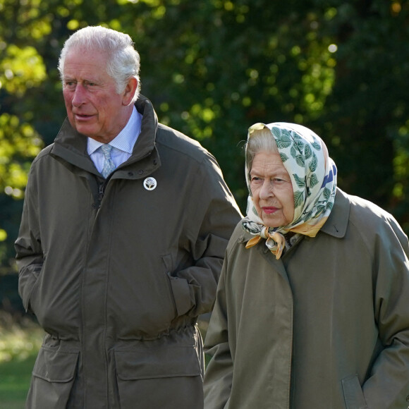 La reine Elisabeth II d'Angleterre et le prince Charles, prince de Galles, lancent le début de la saison de plantation officielle du Queen's Green Canopy (QGC) au domaine de Balmoral, Royaume-Uni. 