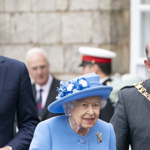 La reine Elisabeth II d'Angleterre et le prince William, duc de Cambridge, assistent à la cérémonie des clés devant le palais d'Holyroodhouse à Edimbourg, moment où la souveraine se voit remettre les clés de la ville. Le 28 juin 2021. 
