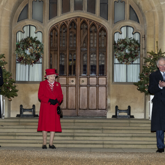 Catherine Kate Middleton, duchesse de Cambridge, le prince William, duc de Cambridge, la reine Elisabeth II d'Angleterre, le prince Charles, prince de Galles, Camilla Parker Bowles, duchesse de Cornouailles - La famille royale se réunit devant le chateau de Windsor pour remercier les membres de l'Armée du Salut et tous les bénévoles qui apportent leur soutien pendant l'épidémie de coronavirus (COVID-19) et à Noël le 8 décembre 2020.  8 December 2020. Queen Elizabeth, Prince William, Duke of Cambridge, Catherine, Duchess of Cambridge, Prince Charles, Prince of Wales, Camilla, Duchess of Cornwall, during an event to thank local volunteers and key workers in the Quadrangle at Windsor Castle. 