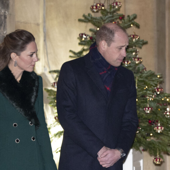Catherine Kate Middleton, duchesse de Cambridge, le prince William, duc de Cambridge, la reine Elisabeth II d'Angleterre - La famille royale se réunit devant le chateau de Windsor pour remercier les membres de l'Armée du Salut et tous les bénévoles qui apportent leur soutien pendant l'épidémie de coronavirus (COVID-19) et à Noël le 8 décembre 2020.  8 December 2020. Queen Elizabeth, Prince William, Duke of Cambridge, Catherine, Duchess of Cambridge, during an event to thank local volunteers and key workers in the Quadrangle at Windsor Castle. 