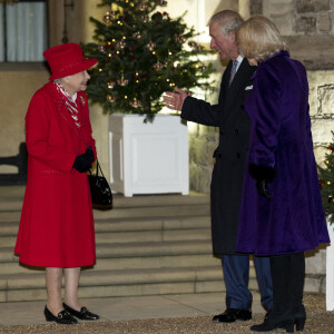 la reine Elisabeth II d'Angleterre, le prince Charles, prince de Galles, Camilla Parker Bowles, duchesse de Cornouailles - La famille royale se réunit devant le chateau de Windsor pour remercier les membres de l'Armée du Salut et tous les bénévoles qui apportent leur soutien pendant l'épidémie de coronavirus (COVID-19) et à Noël le 8 décembre 2020.  8 December 2020. Queen Elizabeth, Prince Charles, Prince of Wales, Camilla, Duchess of Cornwall, during an event to thank local volunteers and key workers in the Quadrangle at Windsor Castle. 