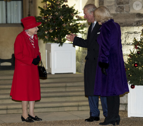 la reine Elisabeth II d'Angleterre, le prince Charles, prince de Galles, Camilla Parker Bowles, duchesse de Cornouailles - La famille royale se réunit devant le chateau de Windsor pour remercier les membres de l'Armée du Salut et tous les bénévoles qui apportent leur soutien pendant l'épidémie de coronavirus (COVID-19) et à Noël le 8 décembre 2020.  8 December 2020. Queen Elizabeth, Prince Charles, Prince of Wales, Camilla, Duchess of Cornwall, during an event to thank local volunteers and key workers in the Quadrangle at Windsor Castle. 