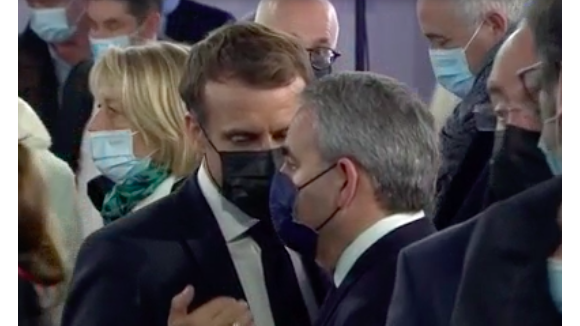 Extrait de l'émission Quotidien qui montre l'échange tendu dans le Nord entre Emmanuel Macron et Xavier Bertrand, à propos de l'avenir de l'aciérie Ascoval