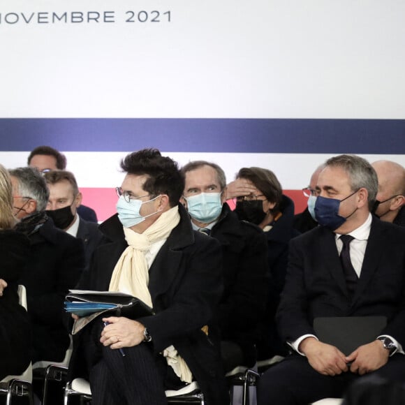 Le président de la République française, Emmanuel Macron accompagné de Barbara Pompili, ministre de la Transition écologique et Xavier Bertrand, président de la région Hauts de France et candidat à la présidentielle lors de la revue de chantier des projets pour Amiens dans la Halle Freyssinet, à Amiens, France, lors de la visite de la ville, axée sur l'attractivité du département de la Somme.