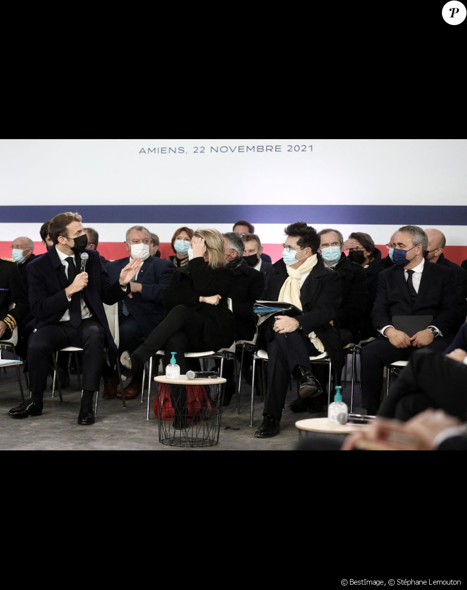 Le président de la République française, Emmanuel Macron accompagné de Barbara Pompili, ministre de la Transition écologique et Xavier Bertrand, président de la région Hauts de France et candidat à la présidentielle lors de la revue de chantier des projets pour Amiens dans la Halle Freyssinet, à Amiens, France, lors de la visite de la ville, axée sur l'attractivité du département de la Somme.
