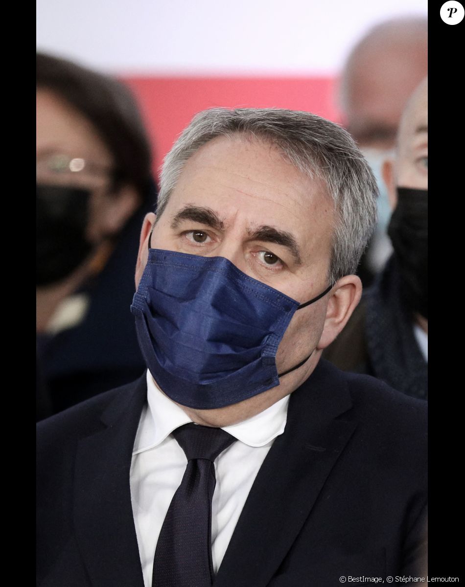 Xavier Bertrand, président de la région Hauts de France et candidat à la présidentielle - Le président de la République française, Emmanuel Macron, lors de la revue de chantier des projets pour Amiens dans la Halle Freyssinet, à Amiens, France, le 22 novembre 2021, lors de la visite de la ville, axée sur l'attractivité du département de la Somme.