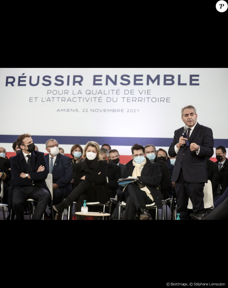 Le président de la République française, Emmanuel Macron accompagné de Barbara Pompili, ministre de la Transition écologique et Xavier Bertrand, président de la région Hauts de France et candidat à la présidentielle lors de la revue de chantier des projets pour Amiens dans la Halle Freyssinet, à Amiens, France, le 22 novembre 2021, lors de la visite de la ville, axée sur l'attractivité du département de la Somme.