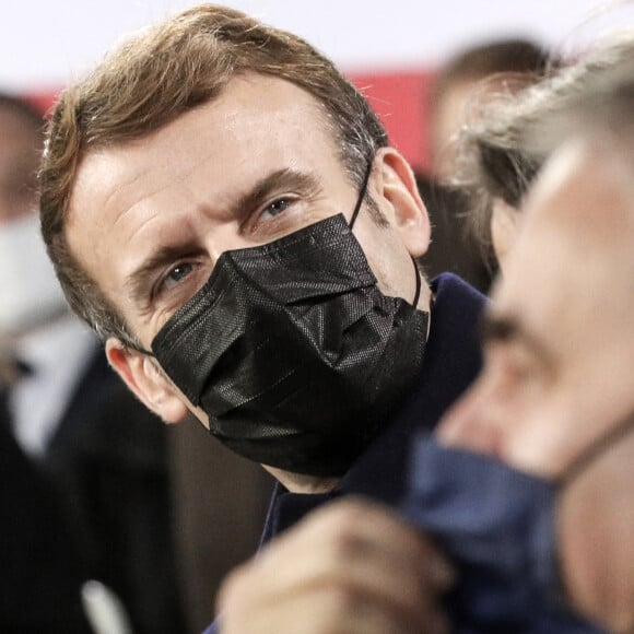 Le président de la République française, Emmanuel Macron et Xavier Bertrand, président de la région Hauts de France et candidat à la présidentielle lors de la revue de chantier des projets pour Amiens dans la Halle Freyssinet, à Amiens, France, le 22 novembre 2021, lors de la visite de la ville, axée sur l'attractivité du département de la Somme.