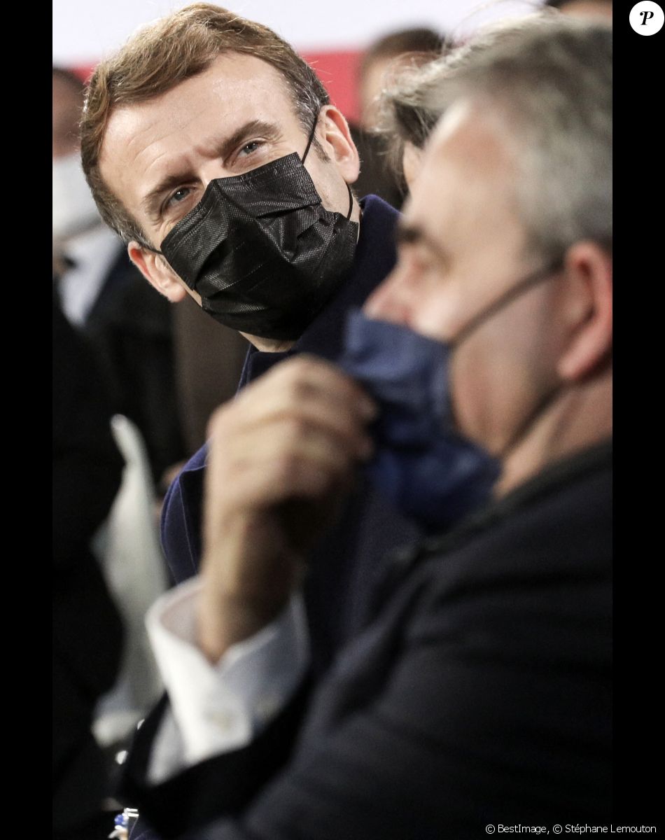 Le président de la République française, Emmanuel Macron et Xavier Bertrand, président de la région Hauts de France et candidat à la présidentielle lors de la revue de chantier des projets pour Amiens dans la Halle Freyssinet, à Amiens, France, le 22 novembre 2021, lors de la visite de la ville, axée sur l'attractivité du département de la Somme.