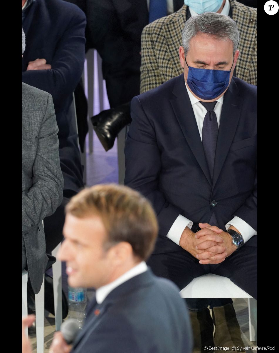 Le président de la région Hauts-de-France et candidat du parti Les Républicains (LR) à l'élection présidentielle française de 2022, Xavier Bertrand lors de l'allocution du président de la République française, Emmanuel Macron lors d'une réunion au Familistère Godin de Guise, France, le 19 novembre 2021, un bâtiment datant du XIXème siècle devenu aujourd'hui musée, dans le cadre d'un voyage autour du pacte Sambre-Avesnois-Thierache, dit "pacte SAT".