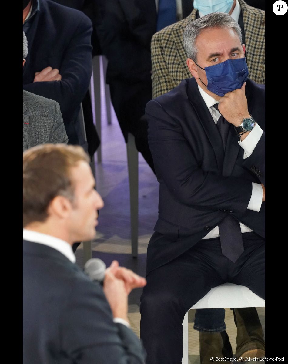 Le président de la région Hauts-de-France et candidat du parti Les Républicains (LR) à l'élection présidentielle française de 2022, Xavier Bertrand lors de l'allocution du président de la République française, Emmanuel Macron lors d'une réunion au Familistère Godin de Guise, France, le 19 novembre 2021, un bâtiment datant du XIXème siècle devenu aujourd'hui musée, dans le cadre d'un voyage autour du pacte Sambre-Avesnois-Thierache, dit "pacte SAT".