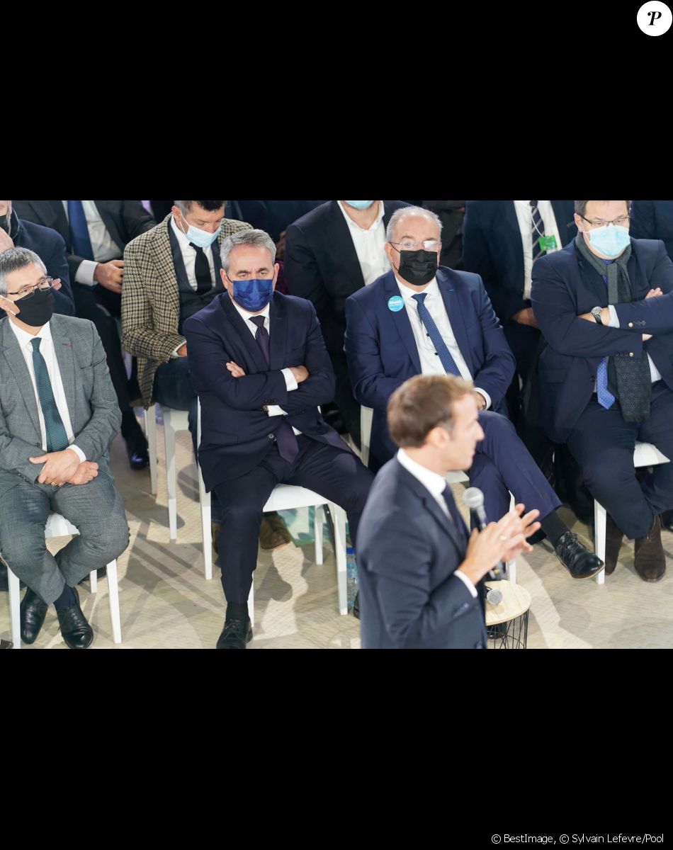 Le président de la région Hauts-de-France et candidat du parti Les Républicains (LR) à l'élection présidentielle française de 2022, Xavier Bertrand lors de l'allocution du président de la République française, Emmanuel Macron lors d'une réunion au Familistère Godin de Guise, France, le 19 novembre 2021, un bâtiment datant du XIXème siècle devenu aujourd'hui musée, dans le cadre d'un voyage autour du pacte Sambre-Avesnois-Thierache, dit "pacte SAT".