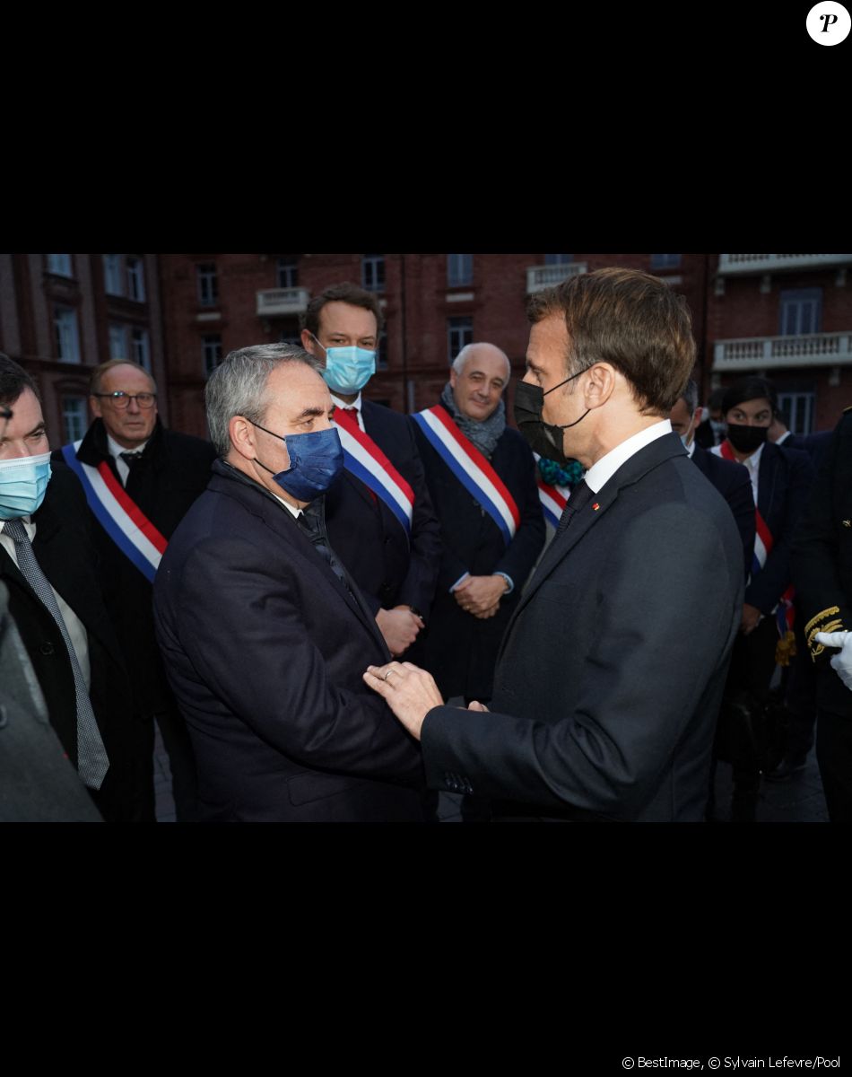Le président français Emmanuel Macron est accueilli par le président de la région Hauts-de-France et candidat du parti Les Républicains (LR) à l'élection présidentielle française de 2022, Xavier Bertrand - Le président de la République française visite le Familistère Godin de Guise, France, le 19 novembre 2021, un bâtiment datant du XIXème siècle devenu aujourd'hui musée, dans le cadre d'un voyage autour du pacte Sambre-Avesnois-Thierache, dit "pacte SAT".
