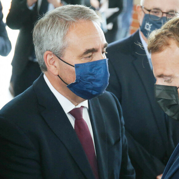 Le prrésident du conseil régional des Hauts-de-France et le candidat à la présidentielle, Xavier Bertrand avec le Le président de la République française, Emmanuel Macron - e président de la République française, Emmanuel Macron prononce un discours en clôture du Beauvau de la sécurité à l'Ecole Nationale de Police de Roubaix, France, le 14 septembre 2021.