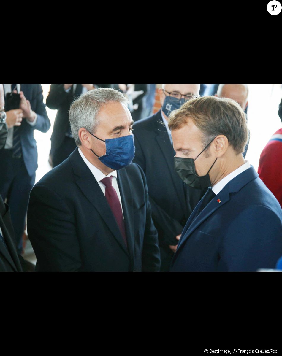 Le prrésident du conseil régional des Hauts-de-France et le candidat à la présidentielle, Xavier Bertrand avec le Le président de la République française, Emmanuel Macron - e président de la République française, Emmanuel Macron prononce un discours en clôture du Beauvau de la sécurité à l'Ecole Nationale de Police de Roubaix, France, le 14 septembre 2021.